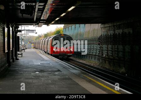 Das erste Wochenende der zweiten nationalen Sperre in Großbritannien. Leerer Bahnsteig am Samstag, 7. November an der U-Bahnstation Colindale. Stockfoto