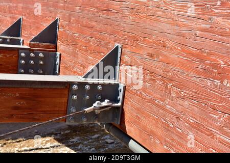 Schweres laminiertes Holztragwerk mit verschraubten Beschlägen in Dachdeckungsanlage des „Hauses Eustolios“, archäologische Stätte Kourion, Zypern Stockfoto