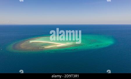 Marine, weißer Sand Insel, Atoll in der Nähe der Insel Camiguin, Philippinen, Luftaufnahme. weißen sandigen Insel mit Korallenriffen. Weiße Sandbank. Stockfoto