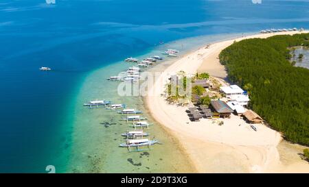 Inselhopping Tour in Honda Bay, Palawan. Eine Insel mit weißem Sand und Mangroven. Atoll mit einer weißen Insel, Blick von oben. Boote und Touristen auf der Starfish Island Stockfoto