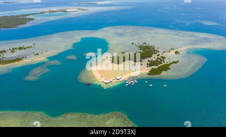 Starfish Island, Puerto Princesa, Palawan. Viele Boote am Strand, touristische Route. Island Hopping Tour bei Honda Bay, Palawan. Eine Insel mit weißem Sand mit Mangroven. Stockfoto