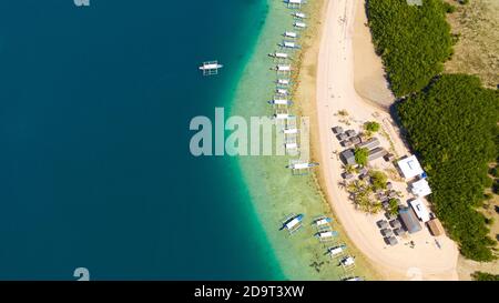 Starfish Island, Puerto Princesa, Palawan. Viele Boote am Strand, touristische Route. Island Hopping Tour bei Honda Bay, Palawan. Eine Insel mit weißem Sand mit Mangroven. Stockfoto