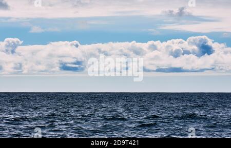 Der Atlantische Ozean von Sao Miguel gegen bewölkten Himmel, offene Wasserlandschaft mit Kopierraum Stockfoto