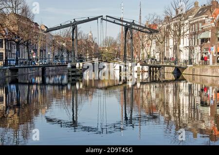 Schiedam, Niederlande, 7. November 2020: Stahlfußgängerzugbrücke über lange Haven (Long Harbour) Kanal an einem sonnigen Tag Stockfoto