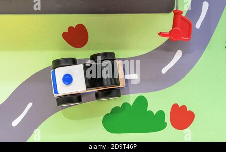 Holzspielzeug Polizeiauto mit einem blinkenden Licht. Umweltfreundliches Kinderspielzeug. Stockfoto