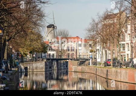 Schiedam, Niederlande, 7. November 2020: Blick entlang des lange Haven Kanals in Richtung der neuen Schleuse und im Hintergrund einer der Städte Stockfoto