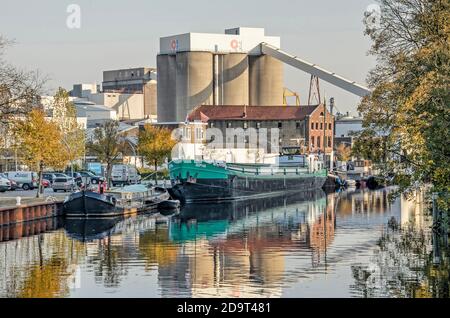 Schiedam, Niederlande, 7. November 2020: Blick auf den langen Hafen/lange Haven Kanal in Richtung einer Gegend mit traditioneller und moderner Industrie und Harbo Stockfoto