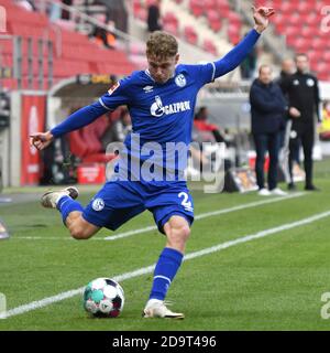 Mainz, Deutschland. November 2020. Fußball: Bundesliga, FSV Mainz 05 - FC Schalke 04, 7. Spieltag. Schalkes Kilian Ludewig spielt den Ball. Quelle: Torsten Silz/dpa - WICHTIGER HINWEIS: Gemäß den Bestimmungen der DFL Deutsche Fußball Liga und des DFB Deutscher Fußball-Bund ist es untersagt, im Stadion und/oder aus dem Spiel aufgenommene Aufnahmen in Form von Sequenzbildern und/oder videoähnlichen Fotoserien zu nutzen oder auszunutzen./dpa/Alamy Live News Stockfoto