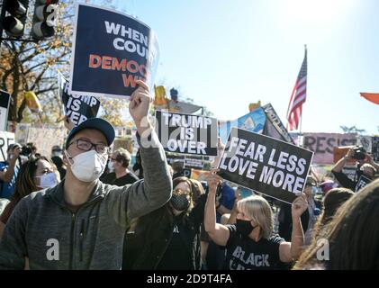 Washington, DC, USA. November 2020. Die Menschen feiern in den Straßen in der Nähe des Weißen Hauses nach der Ankündigung des designierten Präsidenten Joe Biden in Washington, DC (Bild: © Riccardo SaviZUMA Wire) Stockfoto