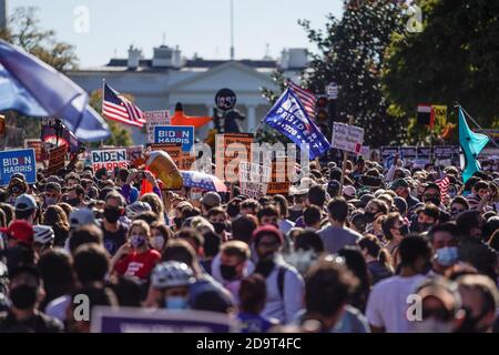 Washington, DC, USA. März 2017. Die Menschen feiern in den Straßen in der Nähe des Weißen Hauses nach der Ankündigung des designierten Präsidenten Joe Biden in Washington, DC (Bild: © Riccardo SaviZUMA Wire) Stockfoto