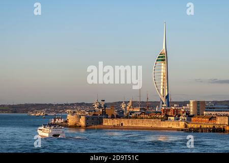 spinnaker Turm am Eingang zum portsmouth Hafen mit der Insel wight wightlink Fähre in den Hafen einfährt. Stockfoto