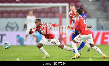 Mainz, Deutschland. November 2020. Fußball: Bundesliga, FSV Mainz 05 - FC Schalke 04, 7. Spieltag. Leandro Barreiro aus Mainz spielt den Ball. Quelle: Torsten Silz/dpa - WICHTIGER HINWEIS: Gemäß den Bestimmungen der DFL Deutsche Fußball Liga und des DFB Deutscher Fußball-Bund ist es untersagt, im Stadion und/oder aus dem Spiel aufgenommene Aufnahmen in Form von Sequenzbildern und/oder videoähnlichen Fotoserien zu nutzen oder auszunutzen./dpa/Alamy Live News Stockfoto