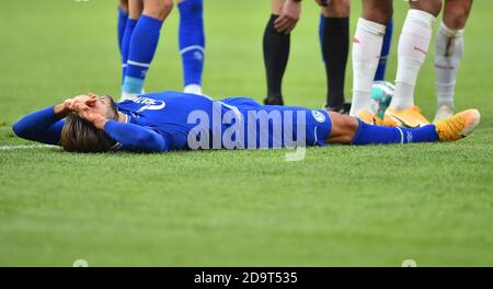 Mainz, Deutschland. November 2020. Fußball: Bundesliga, FSV Mainz 05 - FC Schalke 04, 7. Spieltag. Schalkes Goncalo Paciencia liegt auf dem Boden. Quelle: Torsten Silz/dpa - WICHTIGER HINWEIS: Gemäß den Bestimmungen der DFL Deutsche Fußball Liga und des DFB Deutscher Fußball-Bund ist es untersagt, im Stadion und/oder aus dem Spiel aufgenommene Aufnahmen in Form von Sequenzbildern und/oder videoähnlichen Fotoserien zu nutzen oder auszunutzen./dpa/Alamy Live News Stockfoto