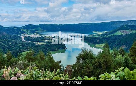 Sete Cidades auf Sao Miguel ist eine kleine Stadt in Ein Vulkankrater mit einem großen Kratersee Stockfoto