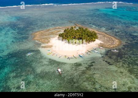 Touristen auf einer kleinen tropischen Insel entspannen. Guyam Insel Siargao, Philippinen. Marine mit einer schönen Insel. Stockfoto