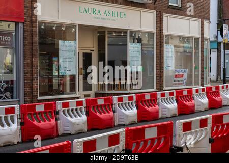 Ein leeres laura ashley Geschäft nach Schließung auf der Hauptstraße in einem Stadtzentrum während der covid 9 Coronavirus Pandemie. Geschäfte schließen. Stockfoto