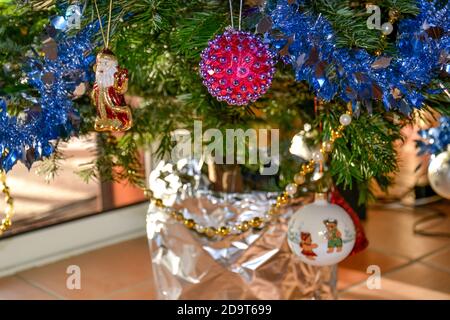 Weihnachtsglas Spielzeug Weihnachtsmann auf dem Weihnachtsbaum. Neujahrsdekor. Stockfoto