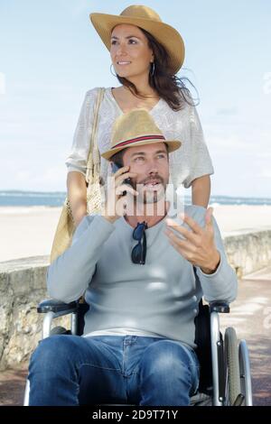 Behinderten Mann und Frau genießen Sommerferien Stockfoto