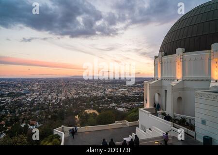 LOS ANGELES, KALIFORNIEN - 9. MÄRZ 2019: Blick vom Griffith Observatory bei Sonnenuntergang in L.A. City Stockfoto