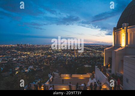 LOS ANGELES, KALIFORNIEN - 9. MÄRZ 2019: Blick vom Griffith Observatory am Abend über L.A. City Stockfoto