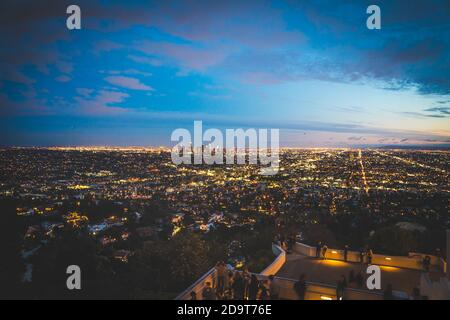 LOS ANGELES, KALIFORNIEN - 9. MÄRZ 2019: Blick vom Griffith Observatory am Abend über L.A. City Stockfoto