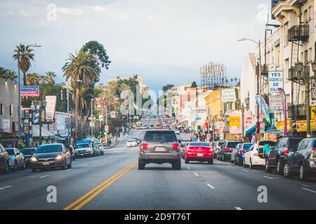 LOS ANGELES, KALIFORNIEN - 9. MÄRZ 2019: Straßen von L.A. Stadt, in Farben des Sonnenuntergangs Stockfoto