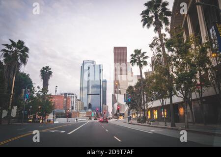 LOS ANGELES, KALIFORNIEN - 10. MÄRZ 2019: Straßen von L.A. Stadt, in Farben des Sonnenuntergangs Stockfoto