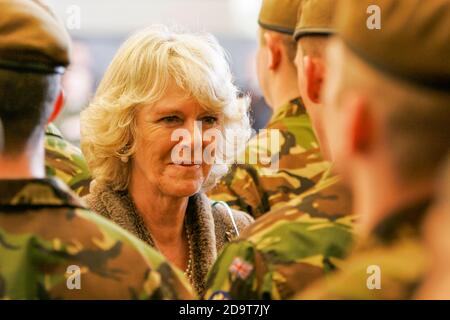 Die Herzogin von Cornwall spricht bei einem Besuch mit Soldaten An die britischen Soldaten und Mitglieder des 1. Bataillons Welsh Guards im Einsatz auf Peacekeepin Stockfoto