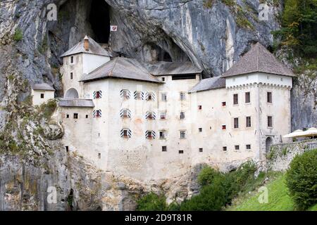 Predjama Castle, eine Renaissance-Burg in einer Höhle, Slowenien gebaut. Stockfoto