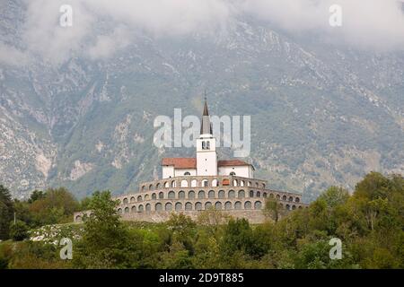 Italienisches Denkmal des Ersten Weltkriegs und Kirche des Heiligen Antonius, Kobarid, Slowenien. Schlachten des Isonzo oder Soca Tal 1915 - 1917. Stockfoto