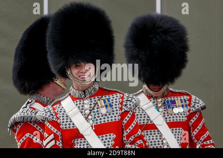 Soldaten, die Wache halten Britische Soldaten und Mitglieder des 1. Bataillons Welsh Guards, die auf Friedensmissionen in Bosnien auf einer Militärbasis eingesetzt sind Stockfoto