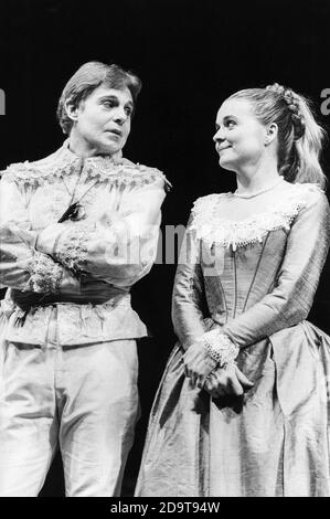 Derek Jacobi (Signor Benedick), Sinead Cusack (Beatrice) in MUCH ADO ABOUT NOTHING von Shakespeare im Royal Shakespeare Theatre, Royal Shakespeare Company (RSC), Stratford-upon-Avon, England 20/04/1982 Bühnenbild: Ralph Koltai Kostüme: Alexander Reid Beleuchtung: Terry Hands & Clive Morris Regie: Terry Hands Stockfoto