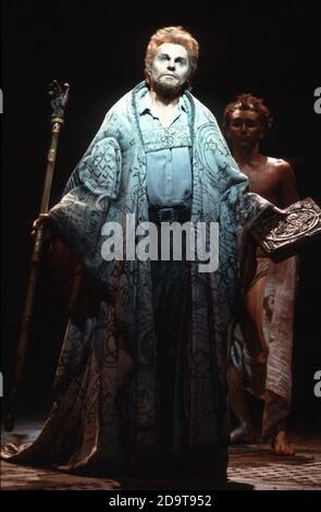 l-r: Derek Jacobi (Prospero), Mark Rylance (Ariel) im STURM von Shakespeare in der Royal Shakespeare Company (RSC), Royal Shakespeare Theatre, Stratford-upon-Avon, England 05/08/1982 Barbican Theatre, London EC2 07/09/1983 Design: Maria Bjornson Beleuchtung: Richard Riddell Regie: Ron Daniels Stockfoto