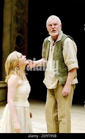 Claire Price (Miranda), Derek Jacobi (Prospero) im STURM von Shakespeare im Crucible Theatre, Sheffield, England 02/10/2002 Design: Christopher Oram Beleuchtung: Hartley T.A. Kemp Regie: Michael Grandage Stockfoto