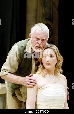 Derek Jacobi (Prospero), Claire Price (Miranda) im STURM von Shakespeare im Crucible Theatre, Sheffield, England 02/10/2002 Design: Christopher Oram Beleuchtung: Hartley T.A. Kemp Regie: Michael Grandage Stockfoto