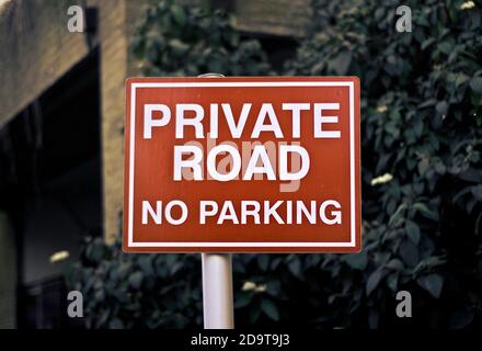 Private Straße, kein Parkschild. Nicht zulässig. Keine Durchgangsstraße. Klares rot-weißes Schild. Stockfoto