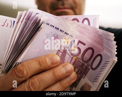 Ein reicher Mann zeigt 10,000 Euro in 500 Euro-Scheinen Stockfoto