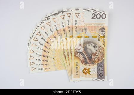 Blick von oben auf viele 200 Zloty Rechnungen isoliert Ein weißer Hintergrund Stockfoto