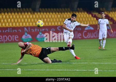 Benevento, Italien. November 2020. Kevin Agudelo (Spezia Calcio) während der Serie EIN Fußballspiel zwischen Benevento Calcio - Spezia Calcio, Stadio Ciro Vigorito am 7. November 2020 in Benevento Italien - Foto Emmanuele Mastrodonato /LM Kredit: Unabhängige Fotoagentur/Alamy Live Nachrichten Stockfoto