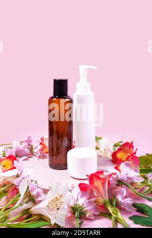 Set von kosmetischen Produkten auf rosa Hintergrund Stockfoto