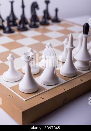 Schachmatt Schachfiguren auf Schachbrett. Chess Opening Turnier Ankündigung Hintergrund. Stockfoto