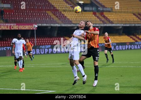 Benevento, Italien. November 2020. Tommaso Pobega (Spezia Calcio) und Christian Maggio (Benevento Calcio) während der Serie A Fußballspiel zwischen Benevento Calcio - Spezia Calcio, Stadio Ciro Vigorito am 7. November 2020 in Benevento Italien - Foto Emmanuele Mastrodonato/LM Kredit: Emmanuele Mastrodonato/LPS/ZUMA Wire/Alamy Live News Stockfoto