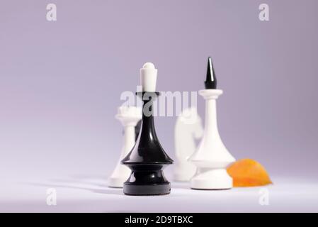 Schachmatt Schachfiguren auf Schachbrett. Chess Opening Turnier Ankündigung Hintergrund. Stockfoto