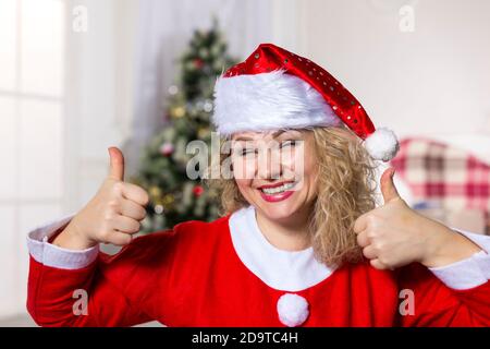 Fröhliche Frau in Weihnachtsmann Kostüm Studio Porträt gekleidet Stockfoto