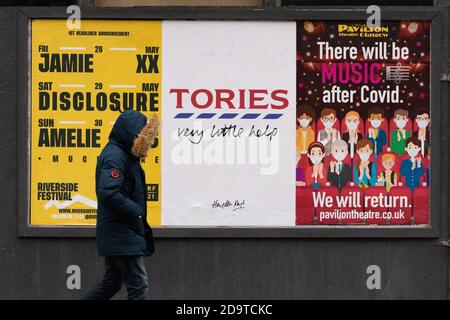 Plakate in Glasgow während der Coronavirus-Pandemie - 'Tories very Little help' und 'There will be music after covid' Pavilion Theatre, Schottland, UK Stockfoto