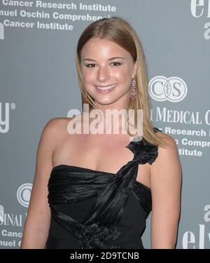 Emily VanCamp bei DER 4. Jährlichen Elyse Walker Pink Party Benefit für Cedars Sinai Women's Cancer Research Institute, Santa Monica, CA, Stockfoto