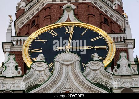 Ein Blick auf das Glockenspiel am Spasskaja Turm der Kreml in Moskau, Russland Stockfoto