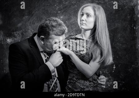 Bärtiger Mann und junge Frau, glückliches Paar Studio Portrait. Stockfoto