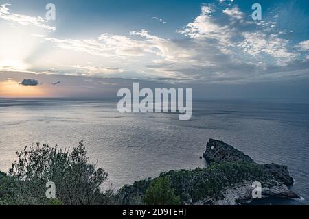 Schönes Bild von 'La foradada', einem sehr berühmten natürlichen Loch im Felsen auf der Insel Mallorca. Stockfoto