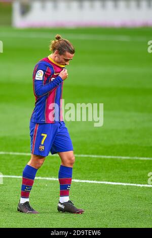 Barcelona, Spanien. November 2020. Antoine Griezmann vom FC Barcelona reagiert, nachdem er eine Strafe während des La Liga-Spiels zwischen dem FC Barcelona und Real Betis am 7. November 2020 im Camp Nou Stadium in Barcelona, Spanien, versagt hat. (Foto von PRESSINPHOTO) Credit: Pro Shots/Alamy Live News Stockfoto